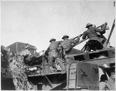 14-inch gun talks for U.S. Men of the 35th Coast Artillery loading a mobile railroad gun, 13.9 inches calibre, on the... - NARA - 530752