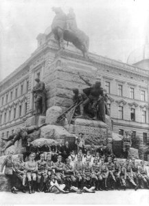 A. Walaszek - Członnkowie 52 Polskiej Drużyny Strzeleckiej z Rabki pod pomnikiem grunwaldzkim w Krakowie (22-104)