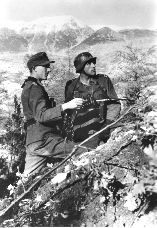 Abruzja. Niemiecki patrol rozpoznawczy w górach (2-2260)