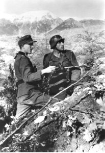 Abruzja. Niemiecki patrol rozpoznawczy w górach (2-2260)