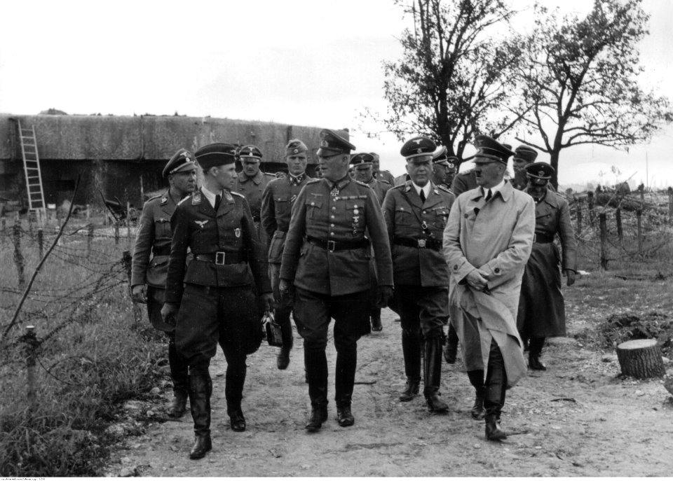 Adolf Hitler podczas inspekcji na Linii Maginota (2-281)