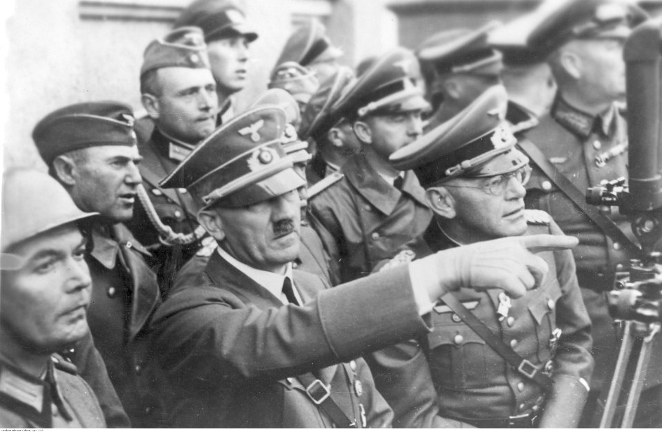 Adolf Hitler wśród żołnierzy podczas walk o Warszawę. (2-10)