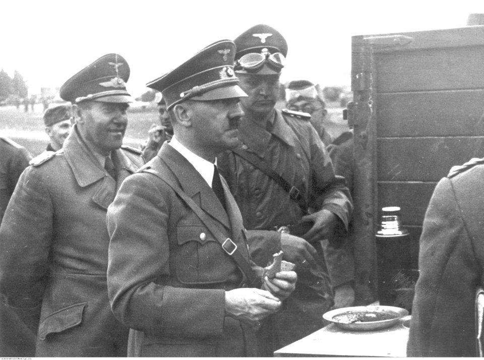 Adolf Hitler podczas posiłku żołnierskiego (2-11)