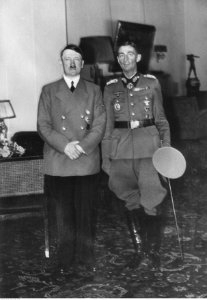 Adolf Hitler i gen. Edward Dietl (2-436)