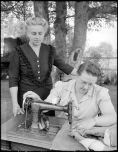 Albany. Oregon. Demonstration of how to make an overall patch. (women sewing) - NARA - 513407