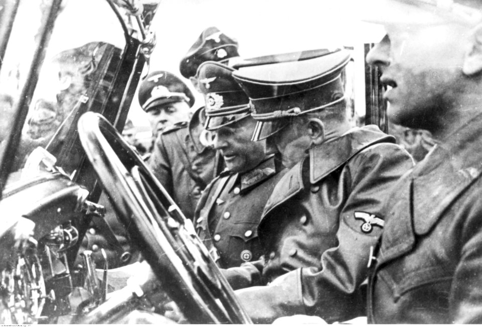 Adolf Hitler w samochodzie podczas walk o Warszawę (2-5)