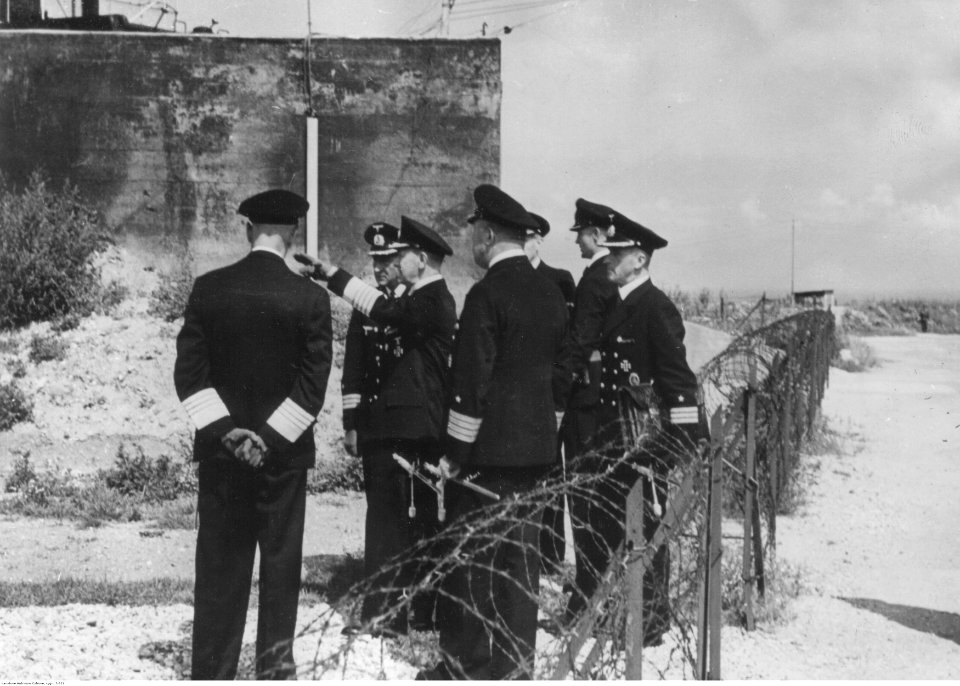 Admirał Erich Raeder podczas inspekcji nad kanałem La Manche (2-321)