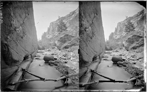 Aquarius Plateau. Temple Creek, branch of Escalante River. Y shaped logs placed across the creek - NARA - 517997