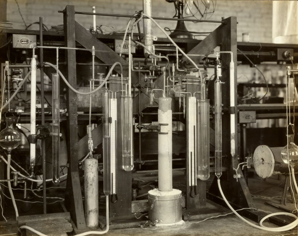 Apparatus for investigating the Phase Rule of an iron-nitrogen system 9p290969x photo