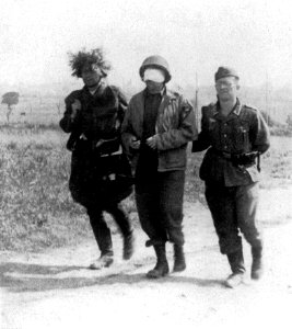Amerykański parlamentariusz prowadzony przez dwóch niemieckich żołnierzy (2-409)