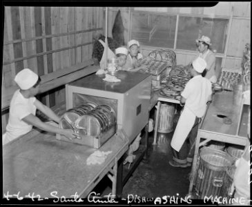 Arcadia, California. To insure cleanliness and to protect health, modern dish-washing apparatus is . . . - NARA - 537026