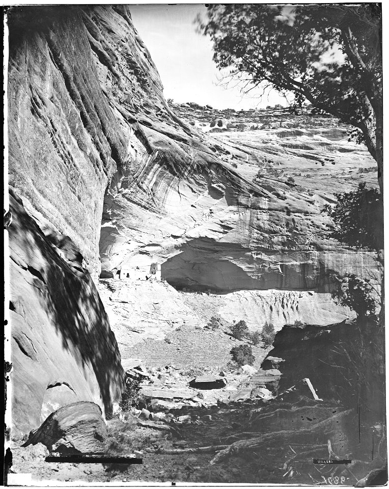 Archaeology of Southwestern U.S., Mummy cave, Canyon de Chelly, Arizona. - NARA - 523840