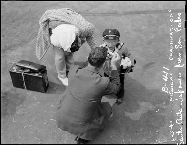 Arcadia, California. Preliminary medical examination for mother and son before entering Santa Anita . . . - NARA - 537037