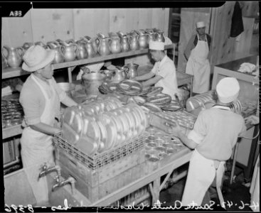 Arcadia, California. To insure cleanliness and to protect health, modern dish-washing apparatus is . . . - NARA - 537025