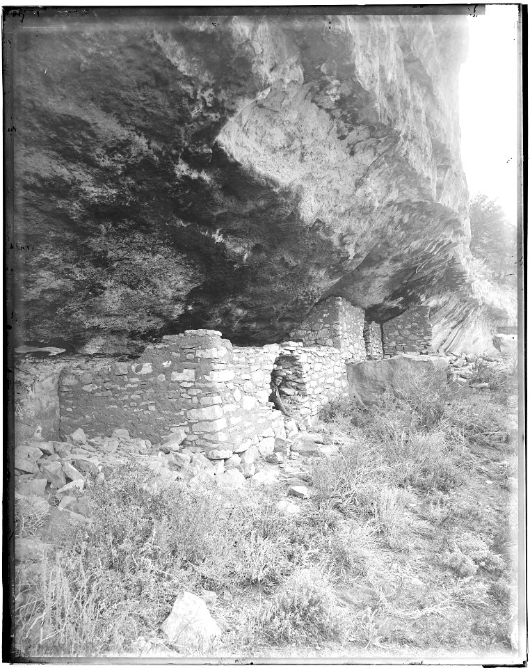 Archaeology of Southwestern U.S., Cliff ruin, Canyon de Chelly, Arizona. - NARA - 523848