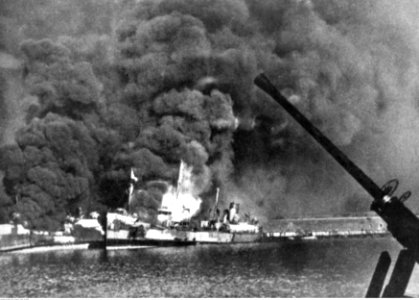 Atak lotniczy na flotę w Bari (2-2443)