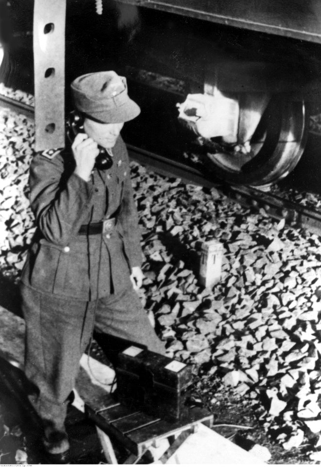 Artylerzysta podczas rozmowy przez telefon polowy na froncie pod Nettuno - Anzio (2-2208)