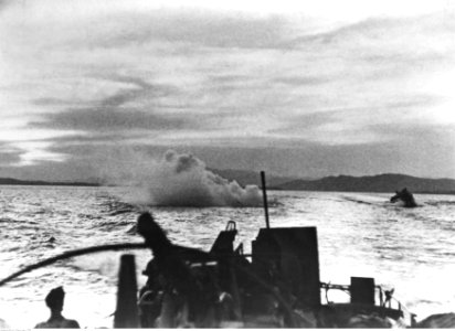 Atak brytyjskich sił na konwój niemieckich okrętów na Morzu Egejskim (2-2530) photo