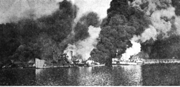 Atak lotniczy na flotę w Bari (2-2442)