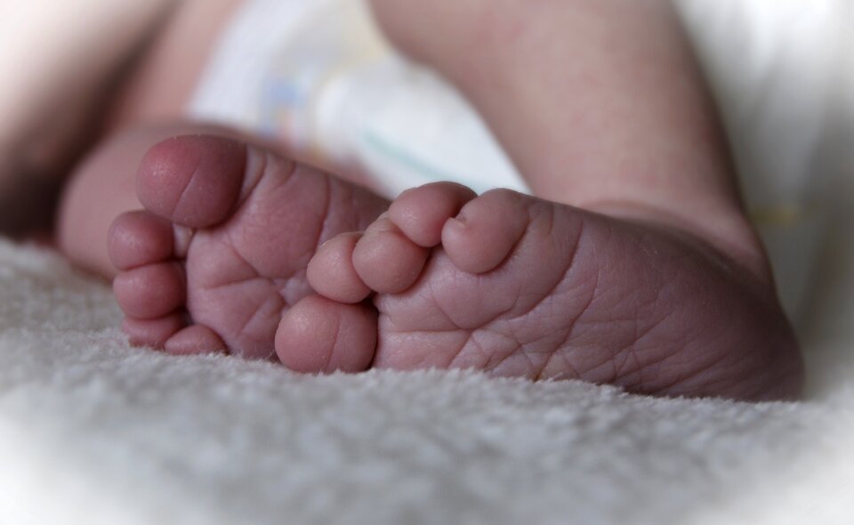 A small child little thing feet