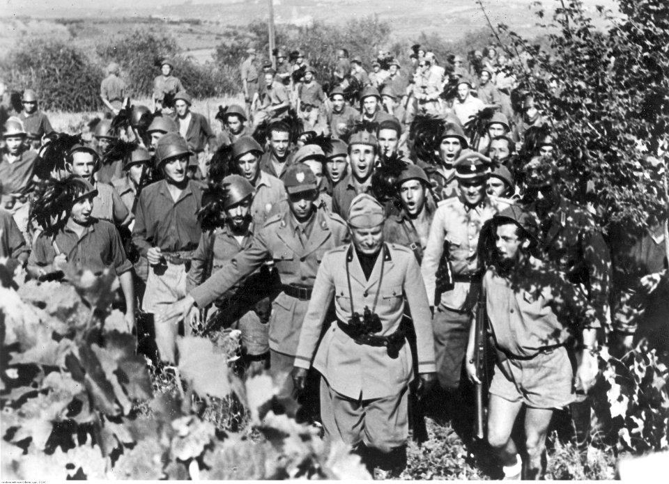 Benito Mussolini wśród swoich żołnierzy na froncie Adriatyckim (2-2090)