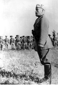 Benito Mussolini przed oddziałem swoich żołnierzy na froncie Adriatyckim (2-2088)