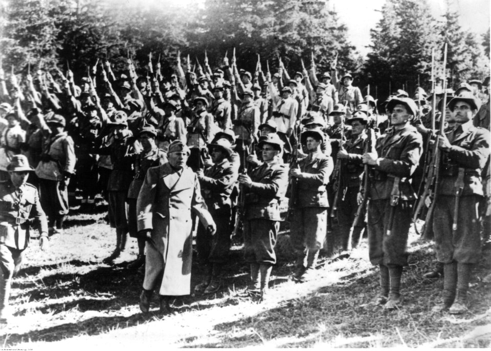 Benito Mussolini podczas inspekcji na froncie francuskim (2-280)
