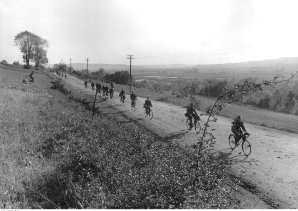 Batalion niemieckich fizylierów na rowerach w rejonie przedgórza Karpat. (2-806)