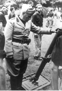 Benito Mussolini podczas oglądania ciężkiego moździerza na froncie Adriatyckim (2-2089)