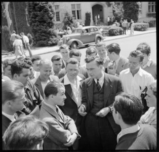 Berkeley, California. University of California Lawn Forum. A discussion group formed after the regular forum was... - NARA - 532099 photo