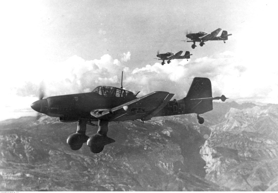 Bombardowanie pozycji partyzantów jugosłowiańskich w górach w Czarnogórze. (2-527)