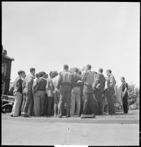 Berkeley, California. University of California Lawn Forum. A discussion group formed after the regular forum was... - NARA - 532098 photo