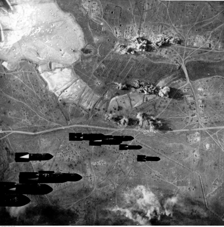 Bombardowanie przez lotnictwo niemieckie miasta Kercz (2-832)