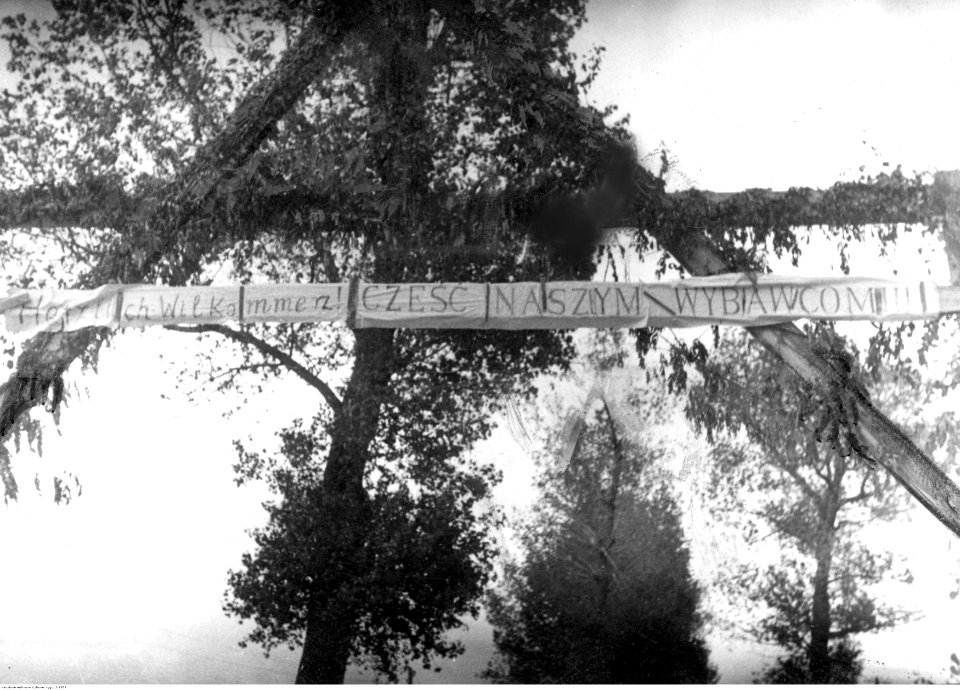 Brama i napis witający wojsko niemieckie (2-1952)