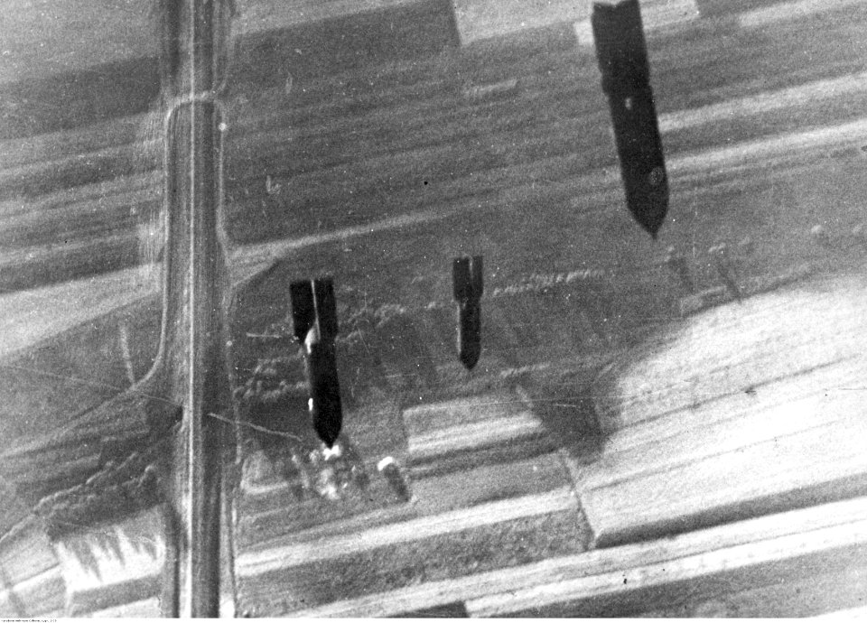 Bombardowanie linii kolejowej przez niemieckie samoloty (2-75)
