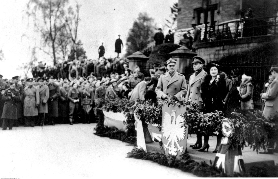Brytyjska para królewska w Wojsku Polskim w Szkocji (21-85-1)