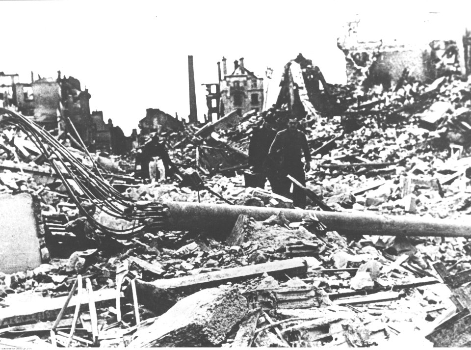 Caen. Ruiny domów. (2-373)