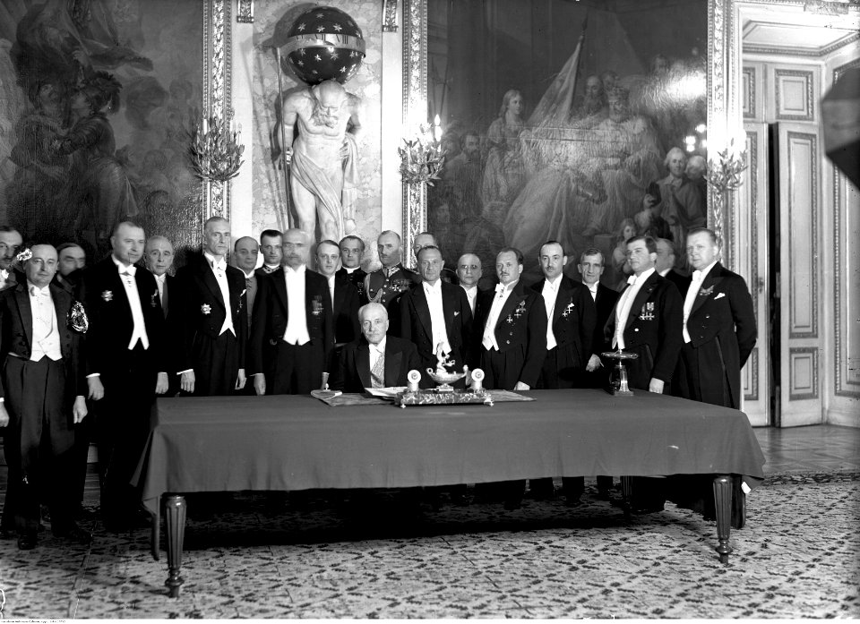 Ceremonia podpisania przez prezydenta RP Ignacego Mościckiego Konstytucji 1935 roku w Sali Rycerskiej na Zamku Królewskim w Warszawie (1-A-1107-2)