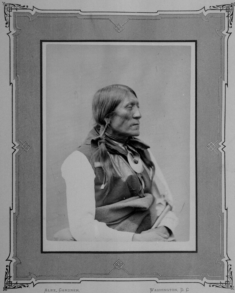 Captain. Apaches - NARA - 519104
