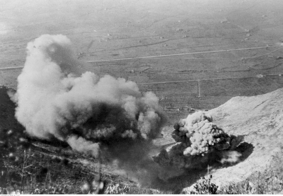 Cassino. Bombardowanie doliny przez samoloty anglo - amerykańskie (2-2143)
