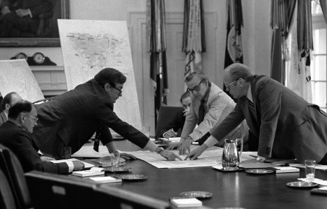 CIA Director George Bush discusses Beirut with President Ford - NARA - 7141664