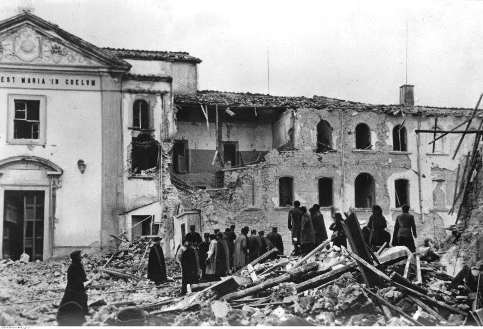 Castel Gandolfo. Zniszczone zabudowania (2-2433)