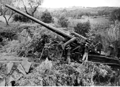 Ciężka armata niemiecka - K 18 kal. 170 mm Morserlafette na froncie pod Nettuno - Anzio (2-2187)