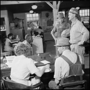 Closing of the Jerome Center, Denson, Arkansas. Freight handling, car loading, and other work incid . . . - NARA - 539732