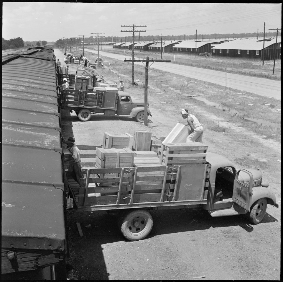 Closing of the Jerome Relocation Center, Denson, Arkansas. Loading freight cars with the personal p . . . - NARA - 539766