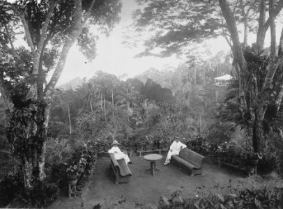 Collectie NM van Wereldculturen TM-60036756 Uitzicht vanaf een terras bij het Crag Hotel op het eiland Penang Fotograaf A. (August) Kaulfuss (1861 - 1909)