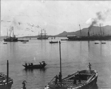 Collectie NM van Wereldculturen TM-60035047 Schepen in de haven van Penang Fotograaf A. (August) Kaulfuss (1861 - 1909)
