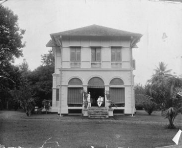 Collectie NM van Wereldculturen TM-60035049 Twee Europese heren voor een koloniale woning, vermoedelijk Penang Fotograaf A. (August) Kaulfuss (1861 - 1909)
