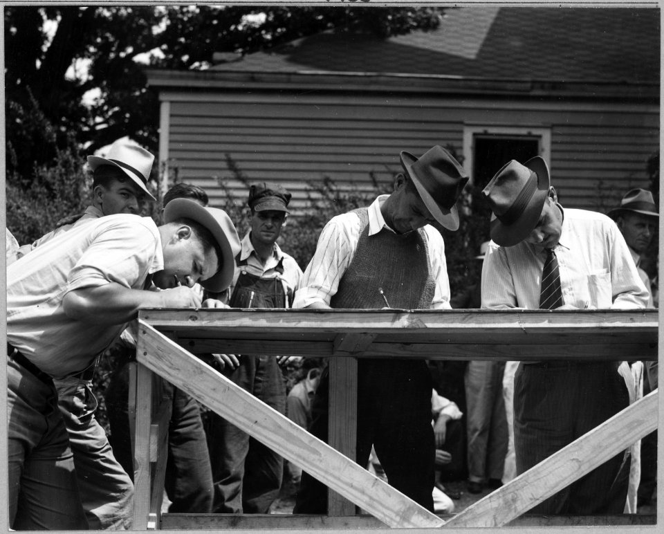 Coosa Valley, Alabama. Employment line outside contractor's office. - NARA - 522615