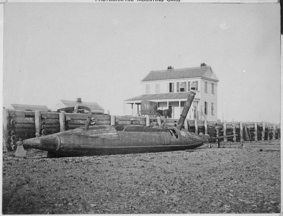 Confederate torpedo boat David aground at Charleston, South Carolina, 1865 - NARA - 533129